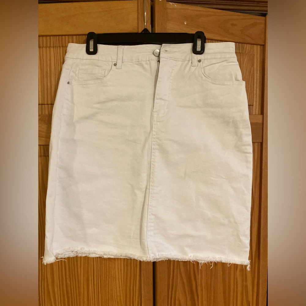 White denim skirt 👓☀️